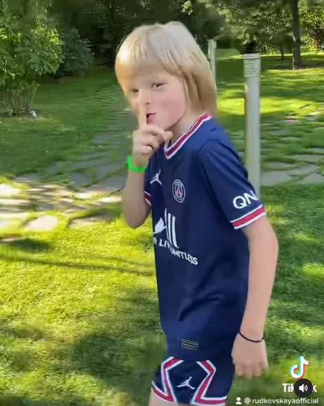 Saša Pljuščenko natáčí s rodiči prapodivná videa.