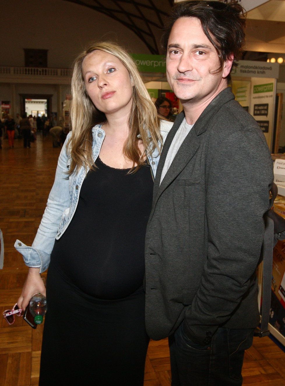 Saša Rašilov s přítelkyní v době, kdy byla těhotná.