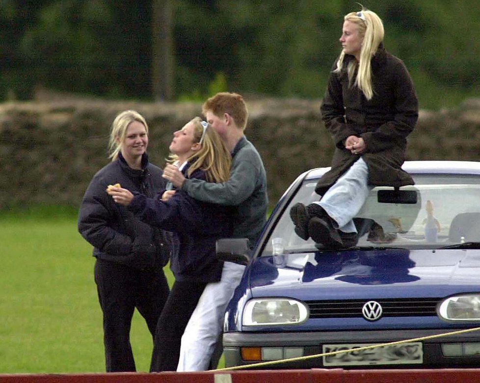 Harry a Sasha (s culíkem) měsíc před úletem za hospodou, v červnu 2001. Tehdy měl ještě oči pro jinou...