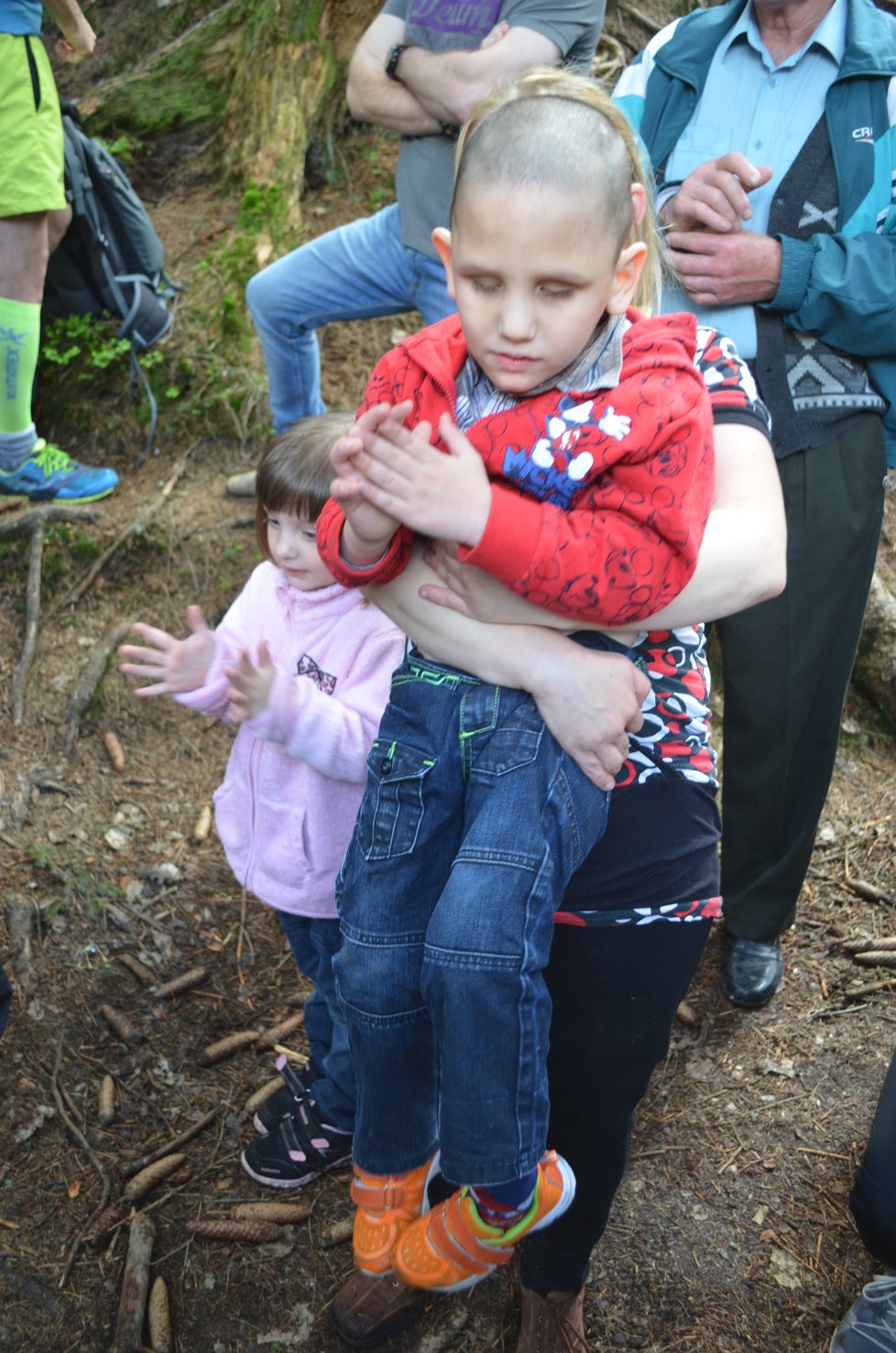 Alexe trápí třiadvacet chorob. Sestřička Veronika (4) se od něj nehne ani na krok.