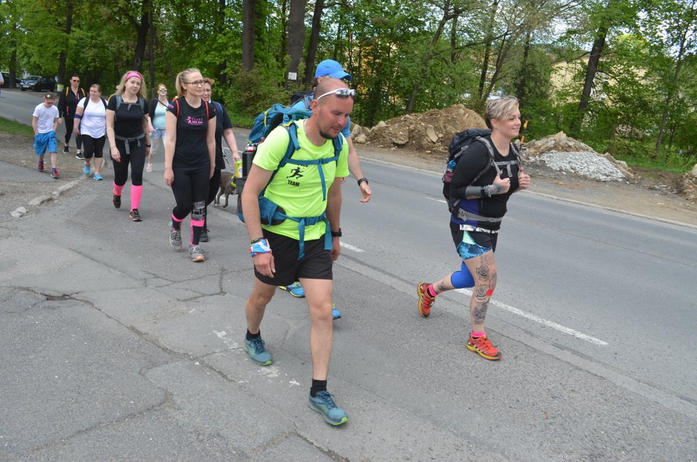 K Honzovi se při pochodu republikou připojovali další obětavci.