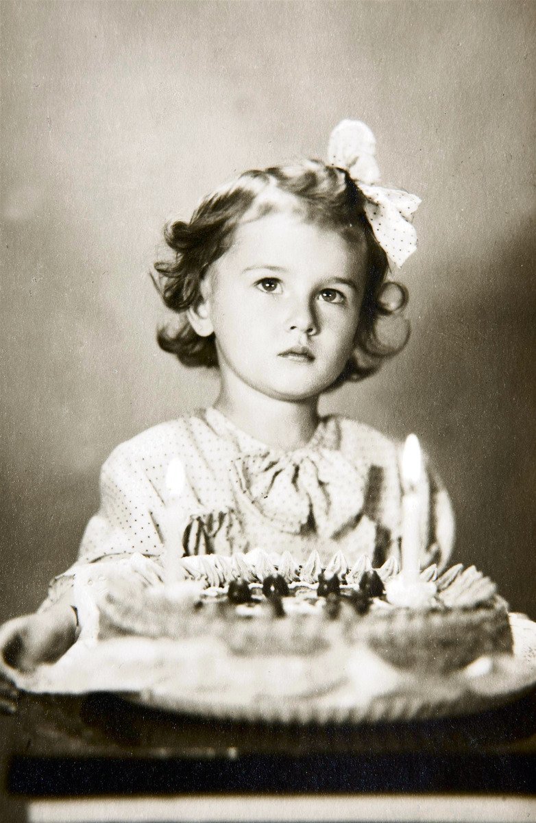 Saskia s narozeninovým dortem