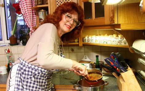 Saskie Burešová při pasírování polévky.