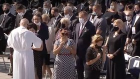 Mše se zúčastnila i slovenská prezidentka Zuzana Čaputová, oblékla elegantní černé šaty