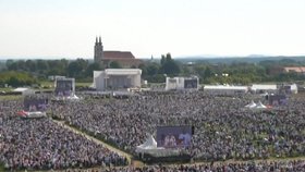 Na setkání s papežem se dostavily desítky tisíc lidí, po mši se rozdávaly hostie