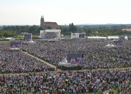 Na setkání s papežem se dostavily desítky tisíc lidí, po mši se rozdávaly hostie