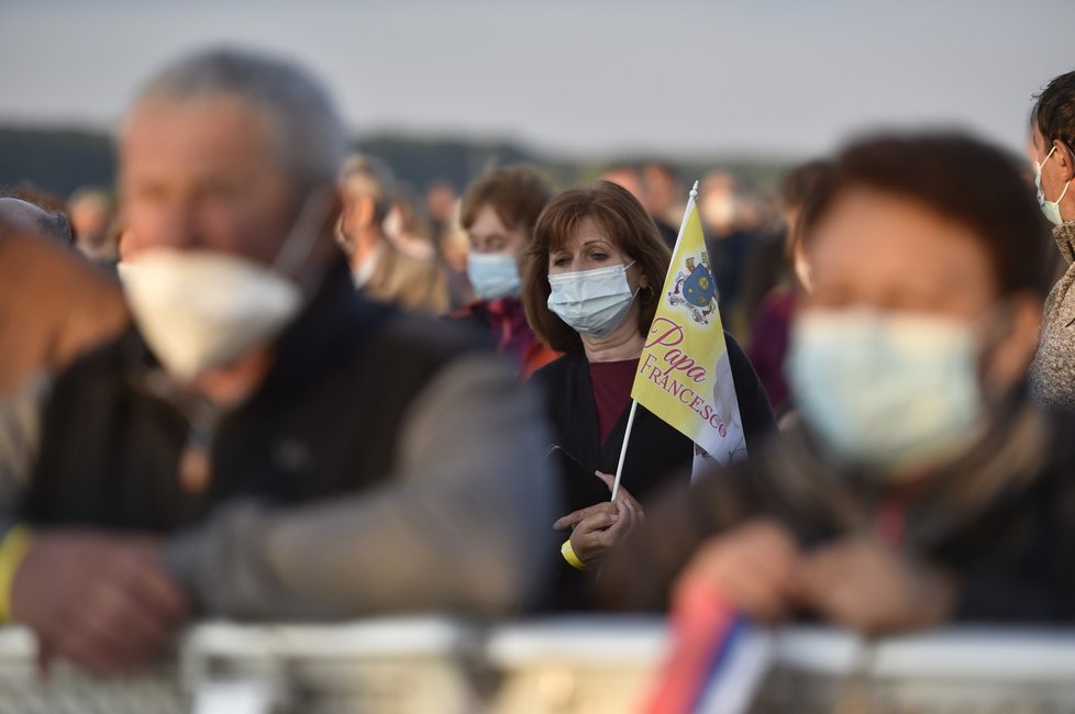 Lidé v Šaštíně čekají na příchod papeže, na akci mohli přijít jen plně očkovaní