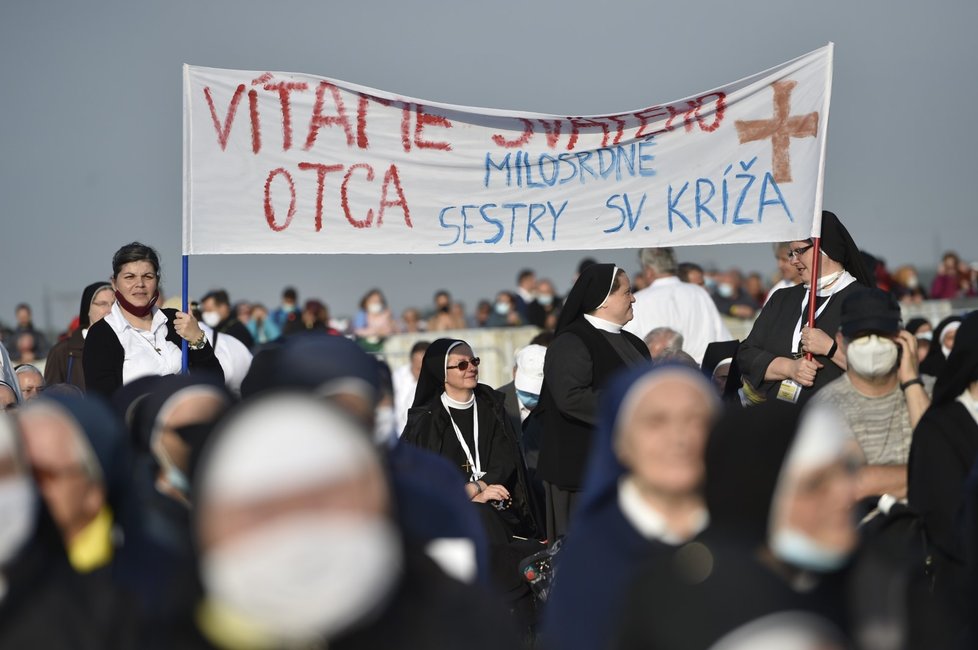 Lidé v Šaštíně čekají na příchod papeže, na akci mohli přijít jen plně očkovaní