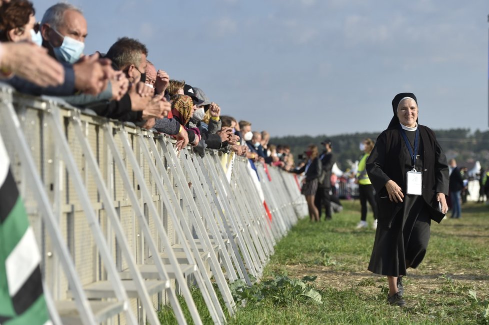 Lidé v Šaštíně čekají na příchod papeže, na akci mohli přijít jen plně očkovaní