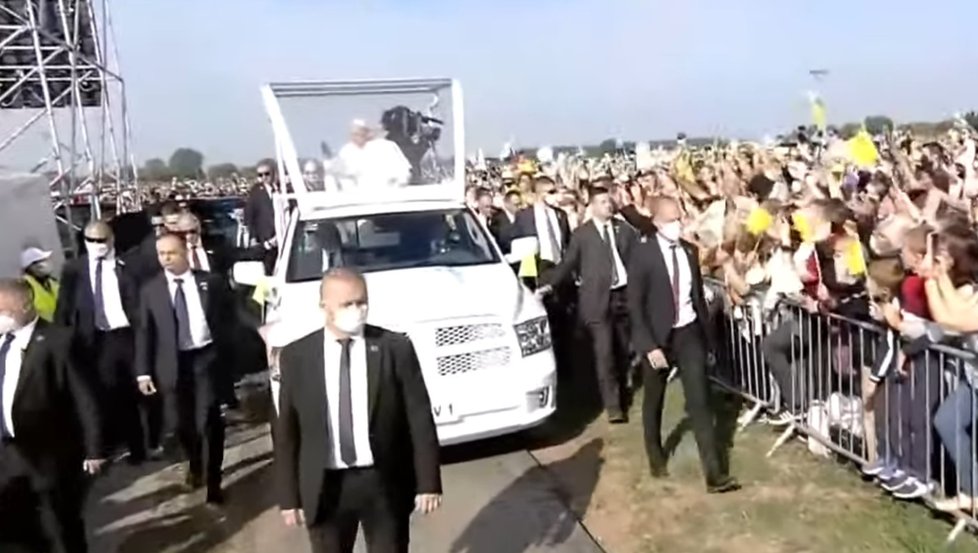 Papež dorsazil do slovenského Šaštína, davy zdravil z papamobilu