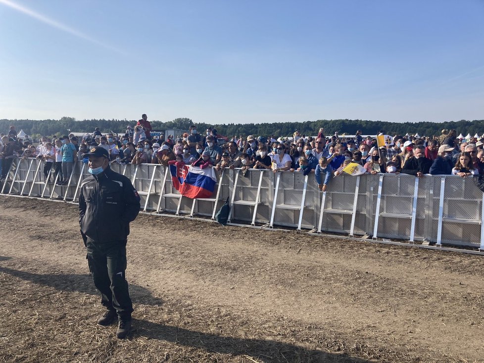 Papež dorsazil do slovenského Šaštína, davy zdravil z papamobilu