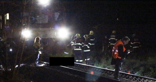 Na trati na okraji Plzně srazil vlak člověka: Provoz byl přerušen