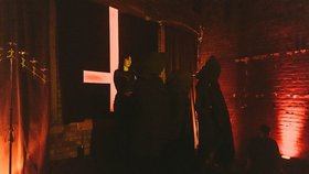 Satanisté se sházejí v podzemním sklepě v Detroitu.