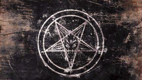 Americká aktivistická skupina Satanic Temple žaluje společnosti Netflix a Warner Brothers kvůli okopírování sochy démona Bafometa
