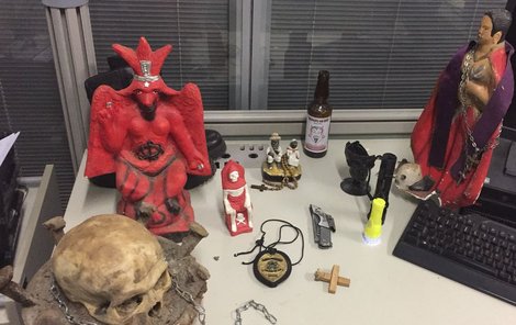 Policie zabavila několik okultistických předmětů.