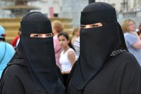 Zahalené muslimky na Teplicku nechtějí. Proti šátkům chystají vyhlášku