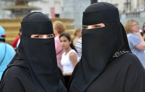 Zahalené muslimky na Teplicku nechtějí. Proti šátkům chystají vyhlášku