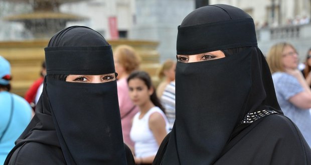 Zahalené muslimky na Teplicku nechtějí. Proti šátkům chystají vyhlášku