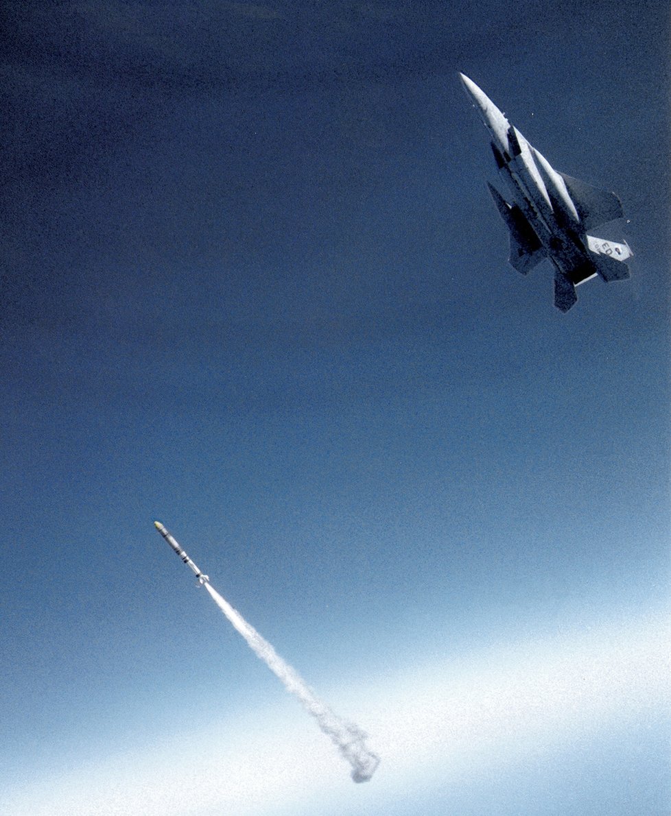 Test zabijáka satelitů: F-15 vystřelila raketu ASM-135, která zničila vysloužilou družici P78-1 Solwind (13. 9. 1985).