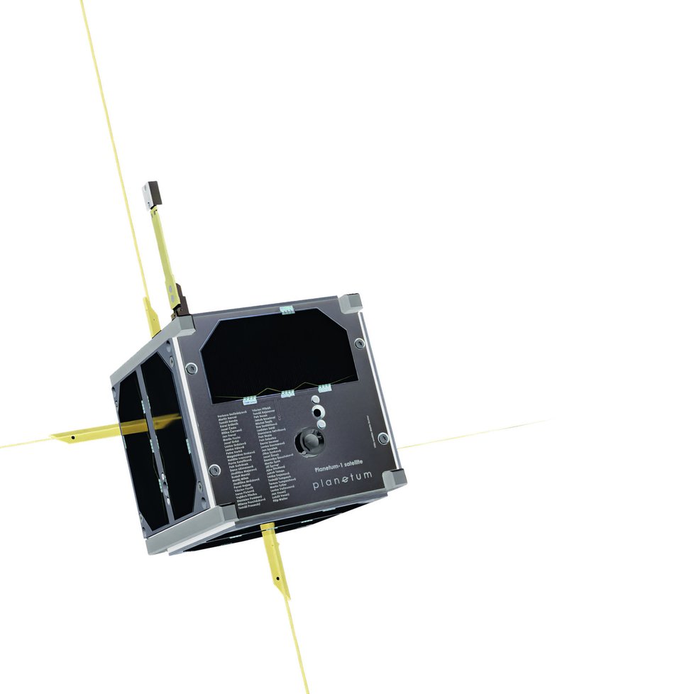 Český satelit Planetum-1 s Hurvínkem na palubě se pohybuje po nízké oběžné dráze.
