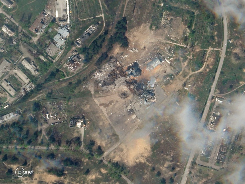 Satelitní snímky továren na obilí na Ukrajině, které zničily ruské jednotky (9. ž. 2022)