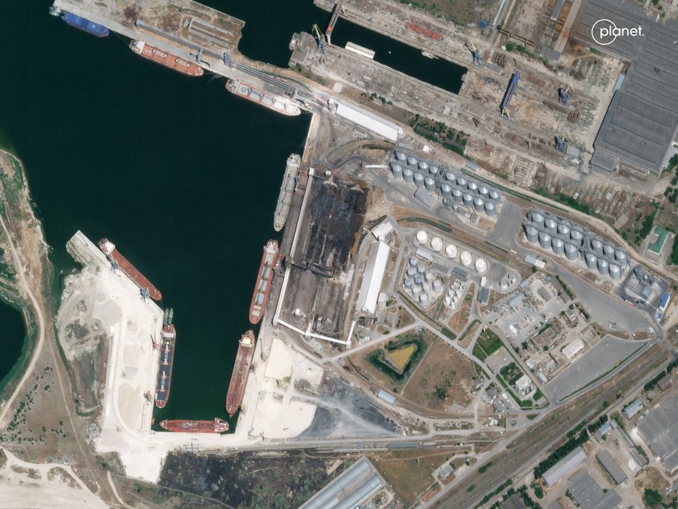 Satelitní snímky továren na obilí na Ukrajině, které zničily ruské jednotky (9. ž. 2022)