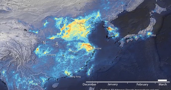 Satelitní snímky společnosti ESA ukazují, že už se Čína v březnu začala vracet "k normálu" a oxid dusičitý se vrací zpět do nebes