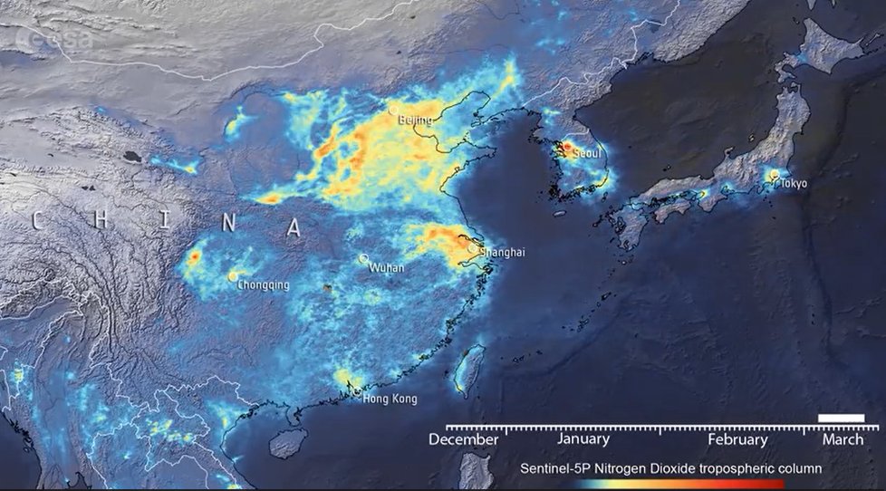 Satelitní snímky společnosti ESA ukazují, že už se Čína v březnu začala vracet „k normálu&#34; a oxid dusičitý se vrací zpět do nebes