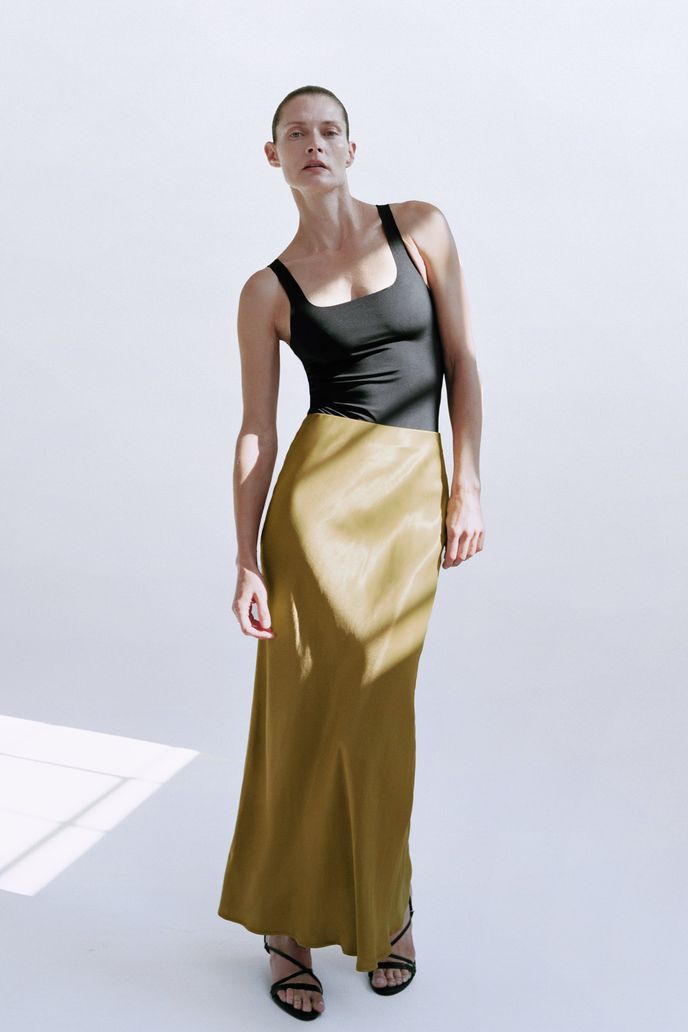 Sukně, Zara, 699 Kč, zara.com / Zdroj: archiv firem Sukně, Zara, 699 Kč, zara.com / Zdroj: archiv firem