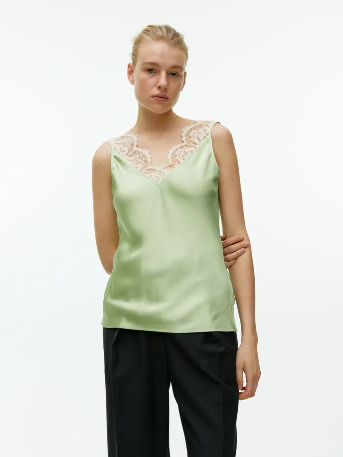 Top, Arket, 89 eur, arket.com / Zdroj: archiv firem Top, Arket, 89 eur, arket.com / Zdroj: archiv firem