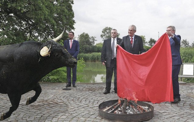 Pálení trenek, nebo korida?