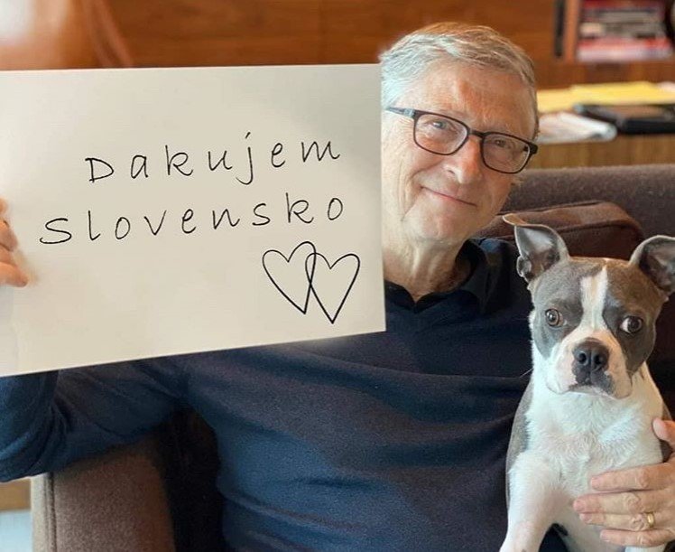 Ze smyšlených zpráv o tom, že pomocí plošného testování se snaží Bill Gates očipovat populaci, které se šířily Slovenskem, si začali tamní obyvatelé dělat legraci. (2. 11. 2020)