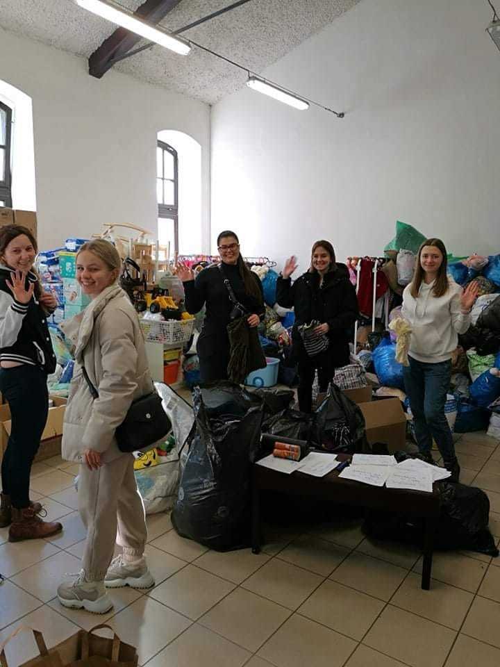 Materiální pomoc ukrajinským uprchlíků zajišťuje Šatník z Holešovické tržnice. Oblečení, hračky, ale i plenky rozváží nejen po Praze, ale i do dalších Krajských asistenčních center.  S tříděním nově pomáhají i ukrajinské ženy, které si přišly propomoc.