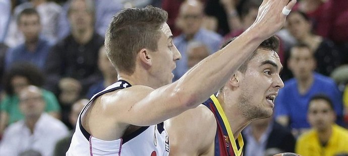 Basketbalista Barcelony Tomáš Satoranský v souboji s Realem Madrid