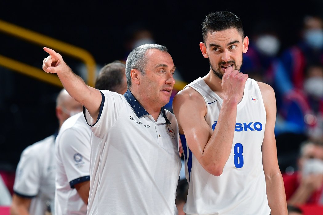 Český basketbalista Tomáš Satoranský v zápase národního týmu