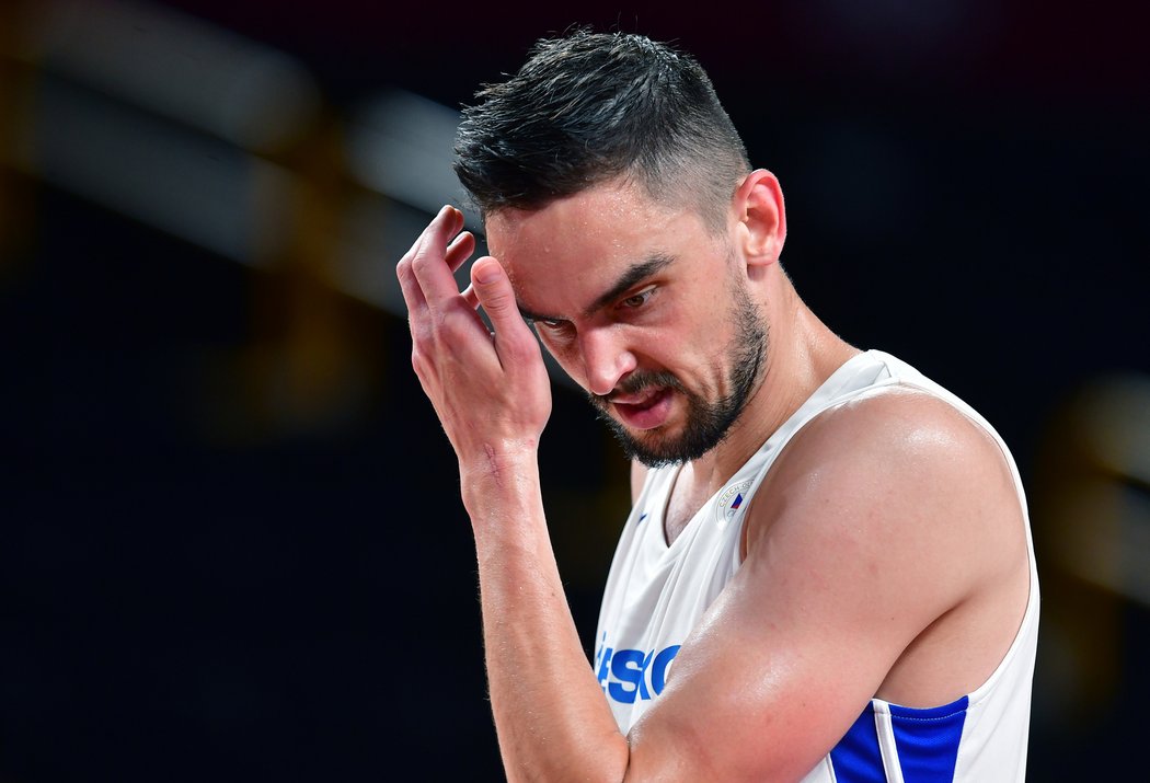 Český basketbalista Tomáš Satoranský v zápase národního týmu