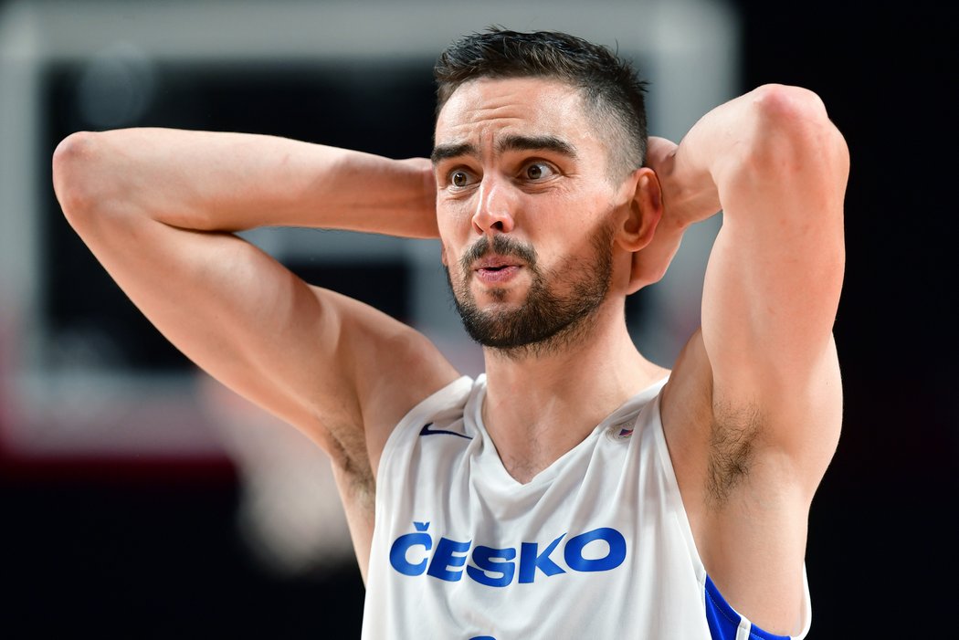 Český basketbalista Tomáš Satoranský v zápase národního týmu