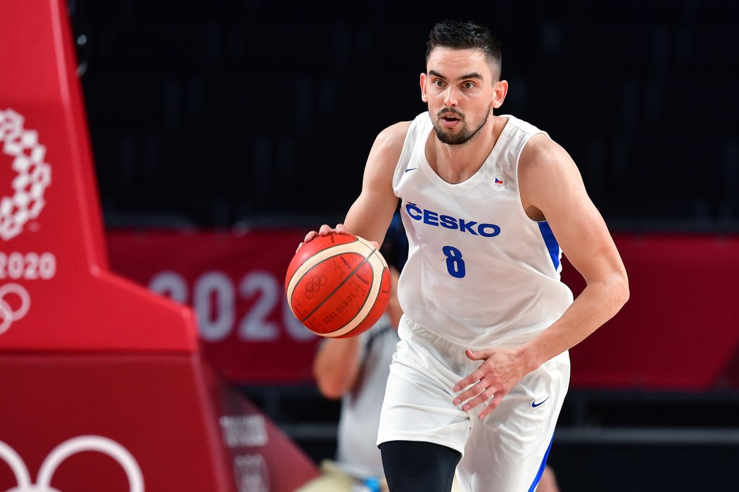 Český basketbalista Tomáš Satoranský v zápase národního týmu