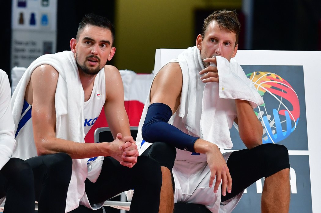 Český basketbalista Tomáš Satoranský a spoluhráč Jan Veselý v zápase národního týmu