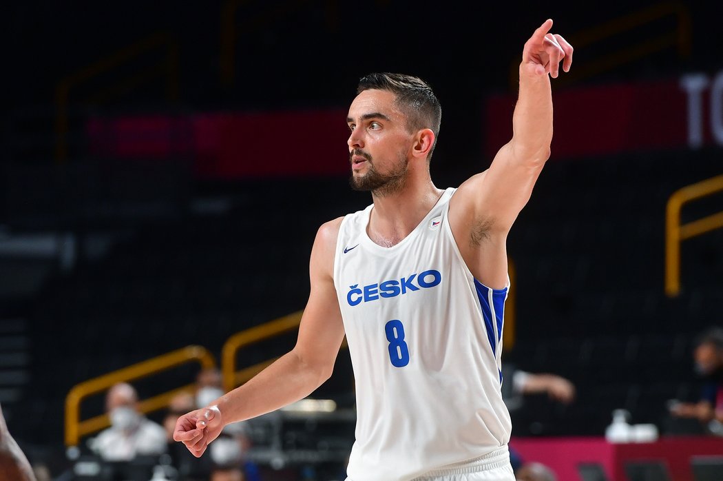 Český basketbalista Tomáš Satoranský v zápase národního týmu