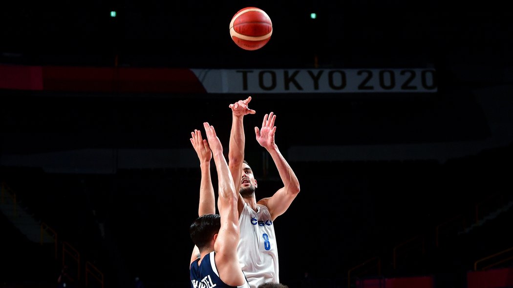 Český basketbalista Tomáš Satoranský v zápase národního týmu