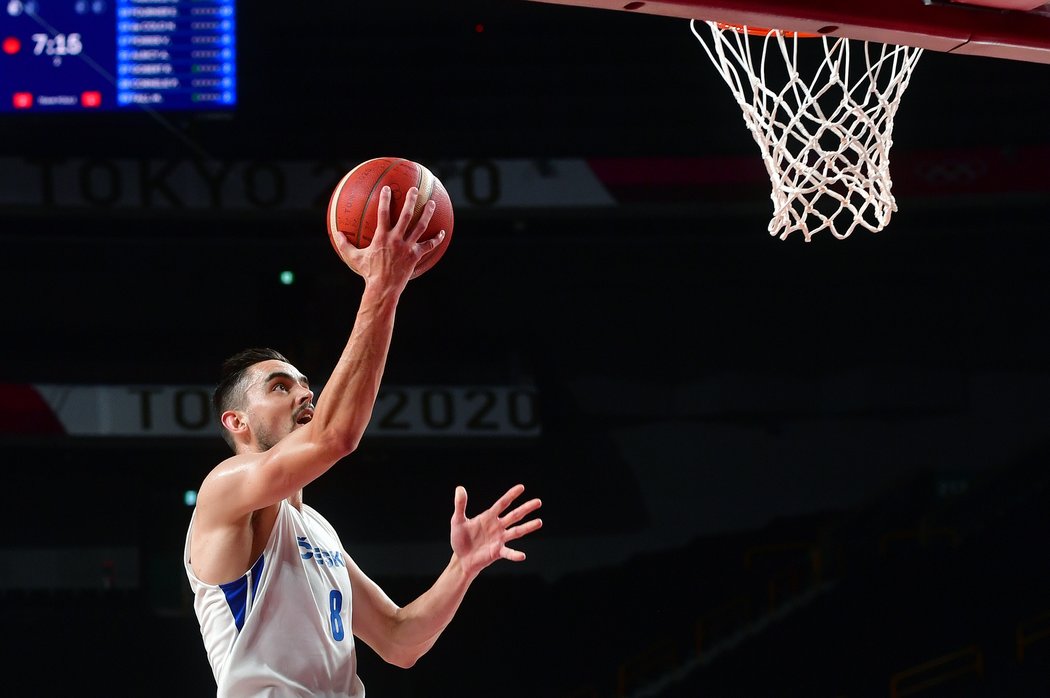 Český basketbalista Tomáš Satoranský v zápase národního týmu