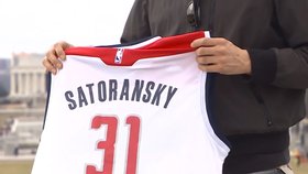 Hvězda týmu NBA Washington Wizards Tomáš Satoranský pózuje s podepsaným dresem