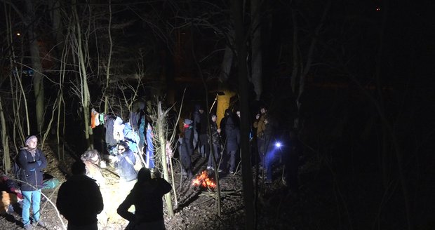 Kolem usedlosti Šatovka byli shromážděni podporovatelé squatterů, kteří vylezli na její střechu.