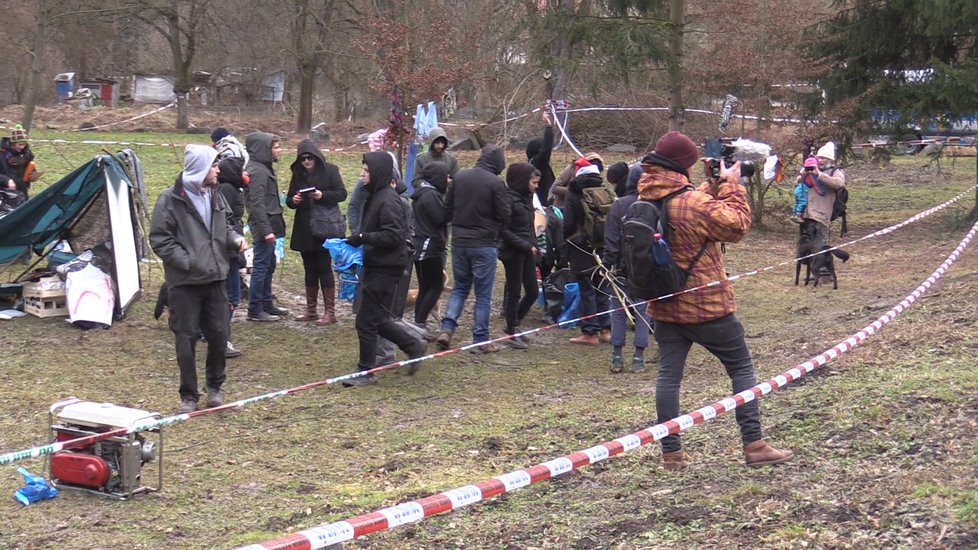 Kolem usedlosti Šatovka byli shromážděni podporovatelé squatterů, kteří vylezli na její střechu.