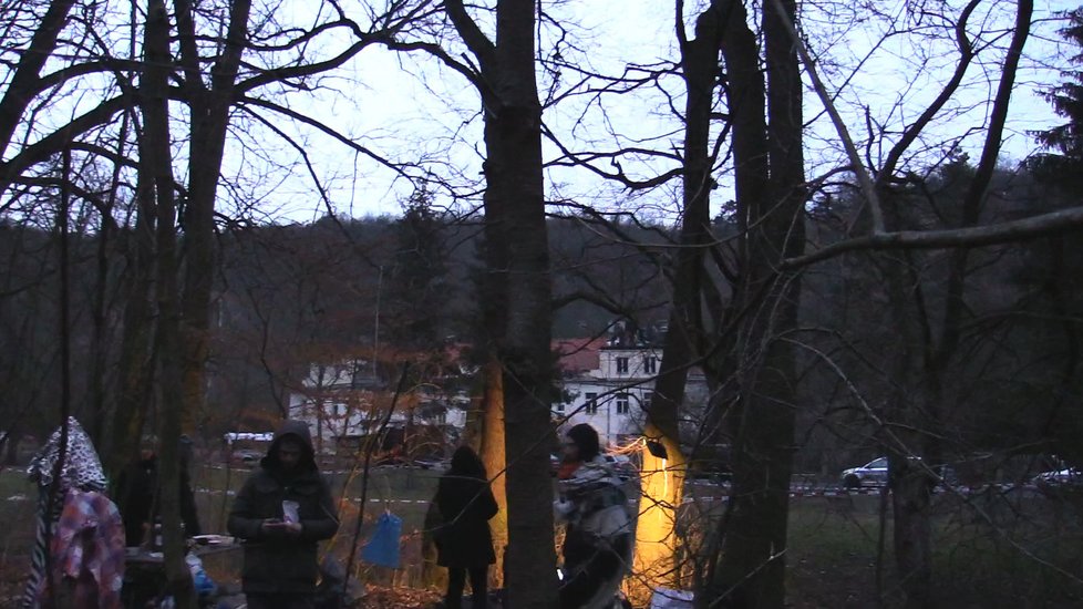 Kolem usedlosti Šatovka byli shromážděni podporovatelé squatterů, kteří vylezli na její střechu.