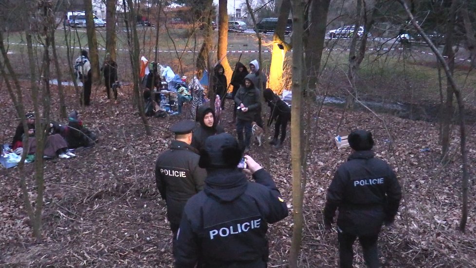 Kolem usedlosti Šatovka byli shromážděni podporovatelé squatterů, kteří vylezli na její střechu.