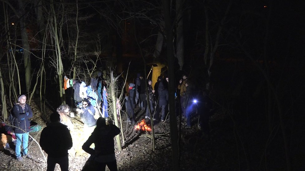 Kolem usedlosti Šatovka byli shromážděni podporovatelé squatterů, kteří vylezli na její střechu.