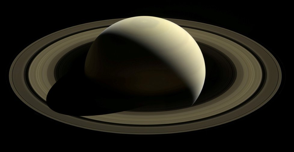 Saturn má 20 nově objevených měsíců, nejvíc ve Sluneční soustavě.