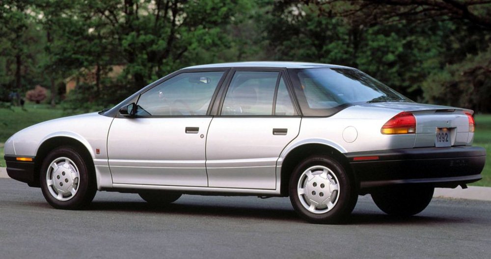 Saturn SL modelového ročníku 1992 měl vzadu zavazadlový prostor s objemem 337 litrů. Ve víku kufru byl malý spoiler a brzdové světlo.